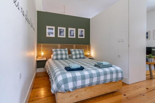 ポルトにあるCozy Studio Apartmentのベッドルーム1室(青いタオル付きのベッド1台付)