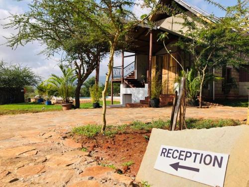 una señal de rechazo frente a una casa en Oldonyo Orok Lodge, en Kajiado