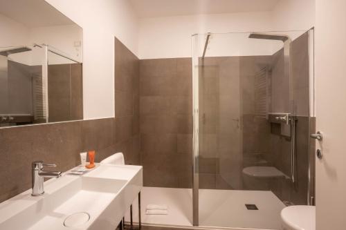Ванна кімната в V Hotel