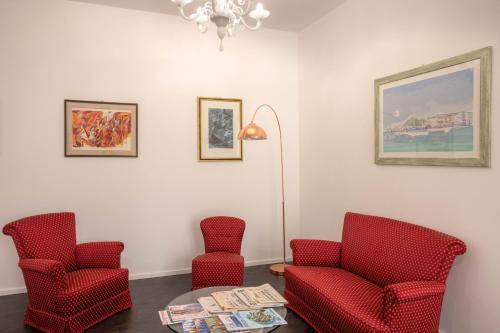 a waiting room with two chairs and a table at V Hotel in Ancona