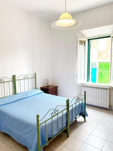 a bedroom with a bed and a window at Appartamento Mirellino a Marina di Cecina by Zoom In Earth in Marina di Cecina