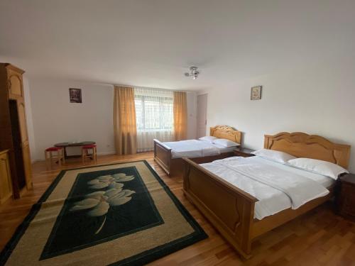 duży pokój z 2 łóżkami i kanapą w obiekcie Casa Laur w mieście Mănăstirea Humorului