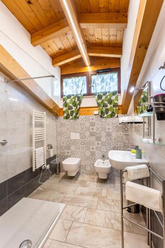 a bathroom with two toilets and a sink at B&B La Canfora in Atri