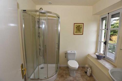 La salle de bains est pourvue d'une douche, de toilettes et d'un lavabo. dans l'établissement Mis Harand, à Litteau