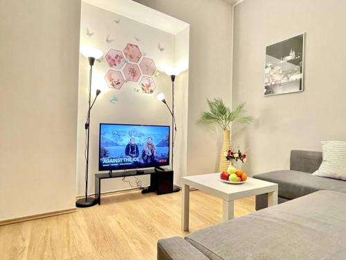 TV a/nebo společenská místnost v ubytování Cozy modern apartment 60m2 in Central Prague :)
