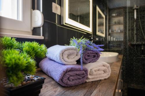 - une salle de bains avec des serviettes et des plantes en pot sur un comptoir dans l'établissement Apartment Tikvarin, Kaštel Kambelovac, à Kaštela
