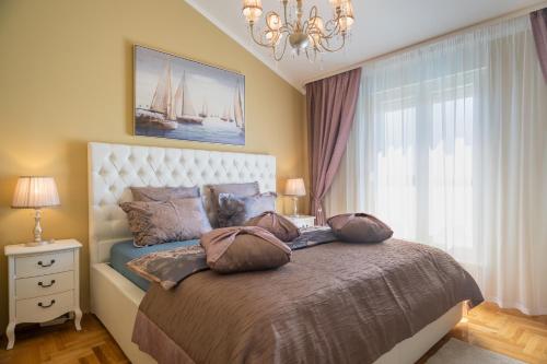 - une chambre avec un grand lit et des oreillers dans l'établissement Apartment Tikvarin, Kaštel Kambelovac, à Kaštela