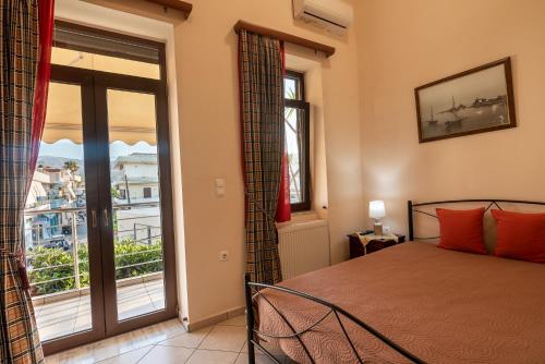 - une chambre avec un lit et une grande fenêtre dans l'établissement Calliope Rooms 1, à Kíssamos