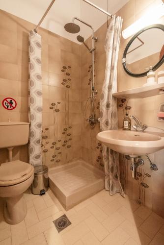 Ένα μπάνιο στο Calliope Rooms 1