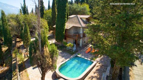 Bazén v ubytování Kefalonian Luxury Villas nebo v jeho okolí