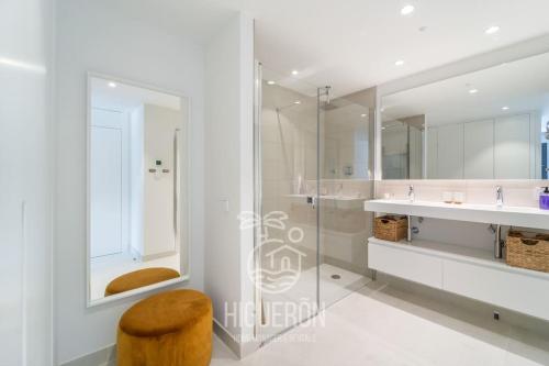 A bathroom at HigueronRentals Skotte
