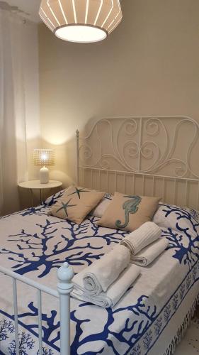 シッラにあるSea Suite 26のベッドルーム1室(青と白の毛布付きのベッド1台付)