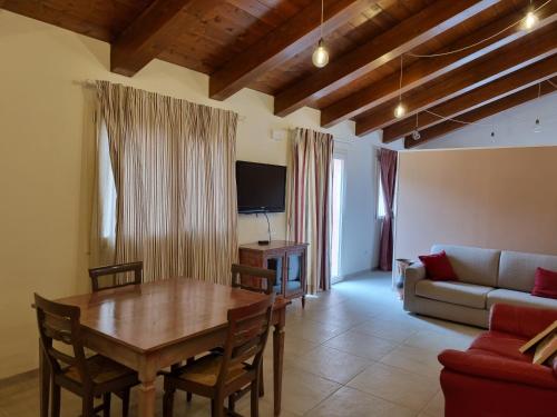 een woonkamer met een tafel en een bank bij B&B Ceresà - Country House in Loreto