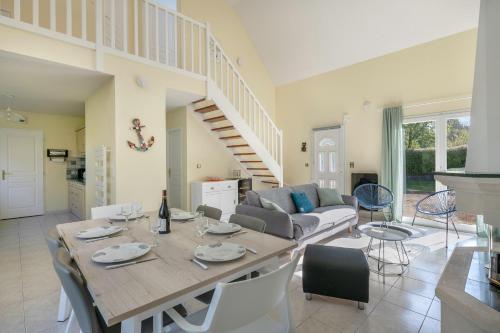 un salon avec une table et un canapé dans l'établissement Maison moderne pour 6 personnes à Sarzeau, à Sarzeau