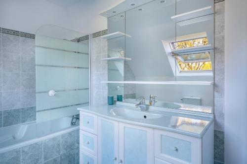 a white bathroom with a sink and a shower at Maison moderne pour 6 personnes à Sarzeau in Sarzeau