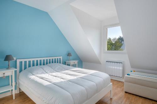 a white bedroom with a bed and a window at Maison moderne pour 6 personnes à Sarzeau in Sarzeau