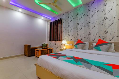 um quarto com uma cama grande e um tecto roxo em FabExpress Moti Mahal em Varanasi