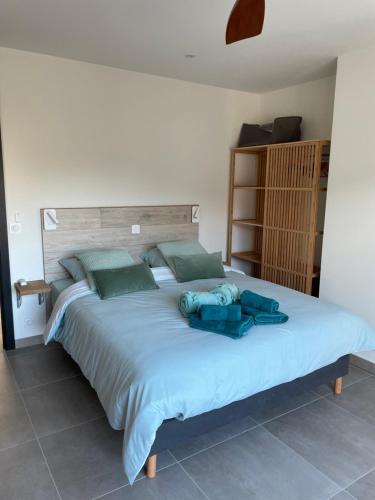 Mollans-sur-OuvèzeにあるÀ mont nos hôtes 2のベッドルーム1室(大型ベッド1台、青いシーツ付)
