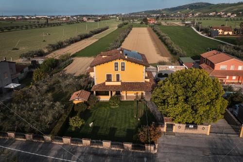 una vista aerea di una casa con cortile di B&B La Canfora ad Atri