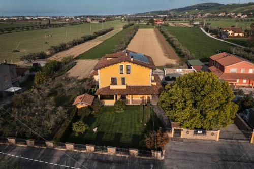 an aerial view of a house with a yard at B&B La Canfora in Atri