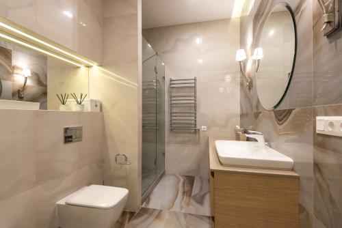 Un baño de Hotel Kings Regency