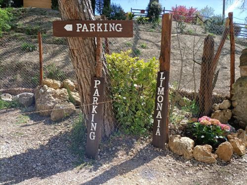 a sign that says parking and a garden at La Limonaia Country House in Monteriggioni