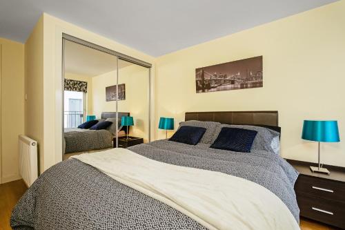 Кровать или кровати в номере Bell Street Apartments