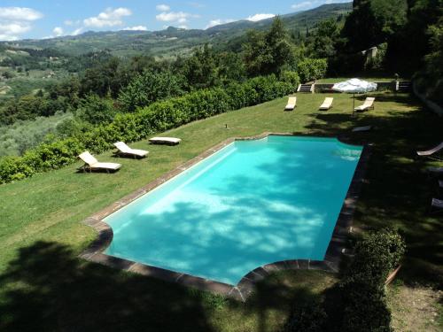 Pemandangan kolam renang di Villa Il Leccio atau di dekatnya