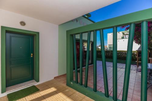 balcone con porte verdi e vista sulla città di Acoteias do Alto A by Algarvemanta a Manta Rota