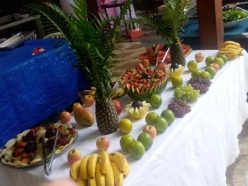 uma mesa com muitos tipos diferentes de frutas sobre ela em Chácara Felicidade Um pedacinho do Céu em Mairiporã