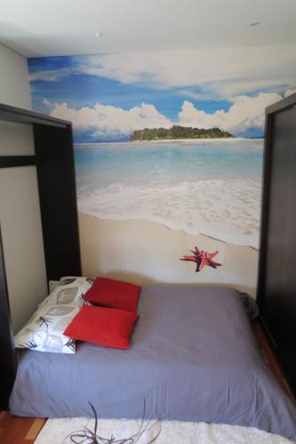 a bedroom with a bed with a painting of a beach at Estúdio de luxo em condomínio privado com piscina in Cais Novo