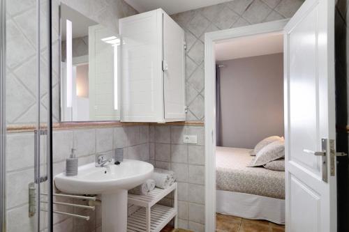 łazienka z umywalką i łóżkiem w obiekcie Apartamento La Estrella ii w mieście Playa Blanca