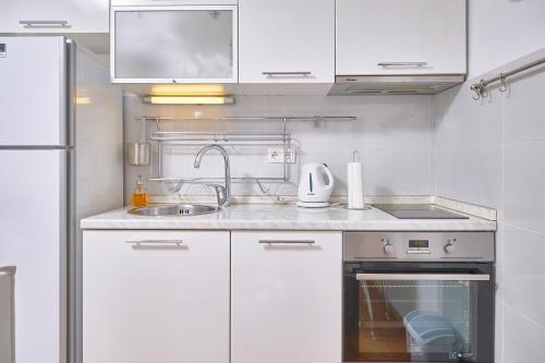 cocina blanca con fregadero y fogones en Apartment Andrea, en Split