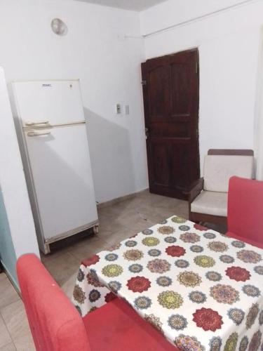 cocina con refrigerador y mesa con manta en ROMA, en Formosa