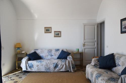 sala de estar con sofá y silla en La Terrazza Apartment, en Capri