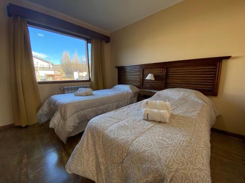 Tempat tidur dalam kamar di Patagonia Austral Suites