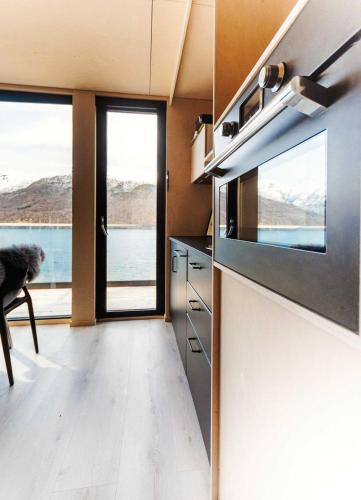 Dapur atau dapur kecil di Mikrohyttene i Åkrafjorden