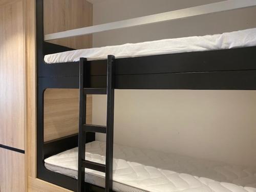 quelques lits superposés dans une chambre dans l'établissement LE DIATOMEE - RUE DU PORT, à Cavalaire-sur-Mer