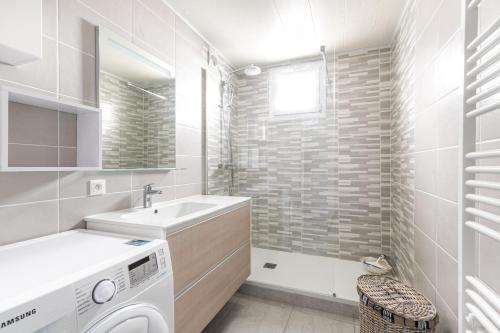 ein Badezimmer mit Waschbecken und Waschmaschine in der Unterkunft Appartement pour 4 - 450m Plage des Sables d'Or in La Guérinière