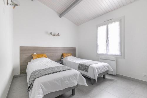 מיטה או מיטות בחדר ב-Au coeur de l'Ile, appartement lumineux pour quatre personnes