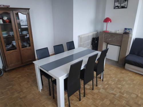 une table à manger et des chaises dans un salon dans l'établissement Vue panoramique, Nausicaa, à Boulogne-sur-Mer