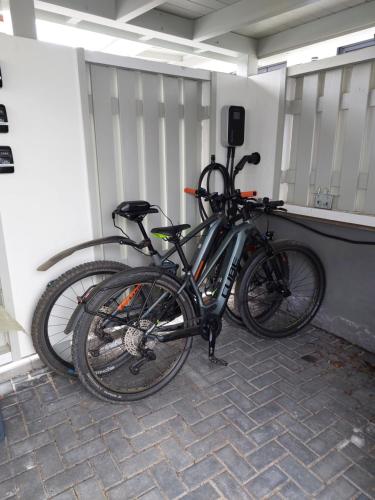 Dos bicicletas están estacionadas junto a una pared. en Bilsteinquelle, en Bad Wildungen
