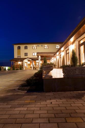 a large building at night with lights at Pensiunea Select in Alba Iulia