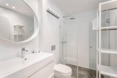 特拉维夫Modern and Design 1 BD apt close to the beach的带水槽和淋浴的白色浴室