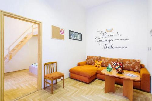 ein Wohnzimmer mit einem Sofa und einem Tisch in der Unterkunft All in 10 apartment, BP downtown AC in Budapest
