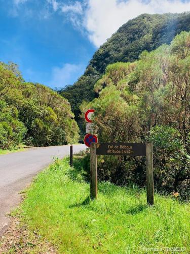 a sign on the side of a road at L'écrin des calumets in La Plaine des Palmistes