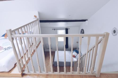 a white crib in a room with a bed at Studios Lsquare-Residence in Châtellerault