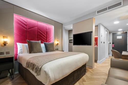 Säng eller sängar i ett rum på Roomzzz Newcastle City