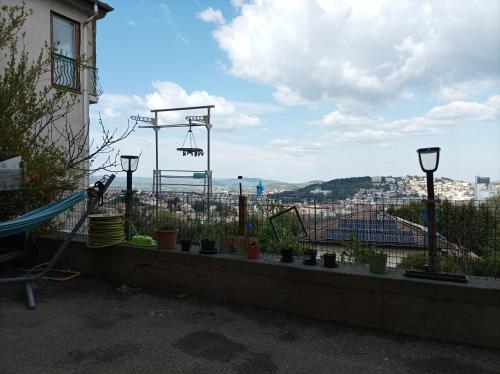 un jardin avec un panier de basket et des plantes en pot dans l'établissement Bienvenue chez Keylia et Tia, à Le Brûlé