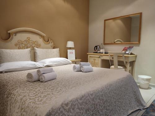 una camera da letto con un grande letto con asciugamani di Casa Aurora a Ravenna